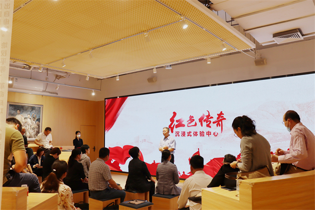 图为参加活动同志作交流分享感悟